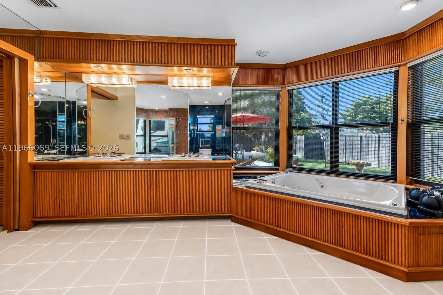 HOLLYWOOD HILLS SECOND AD - Residential