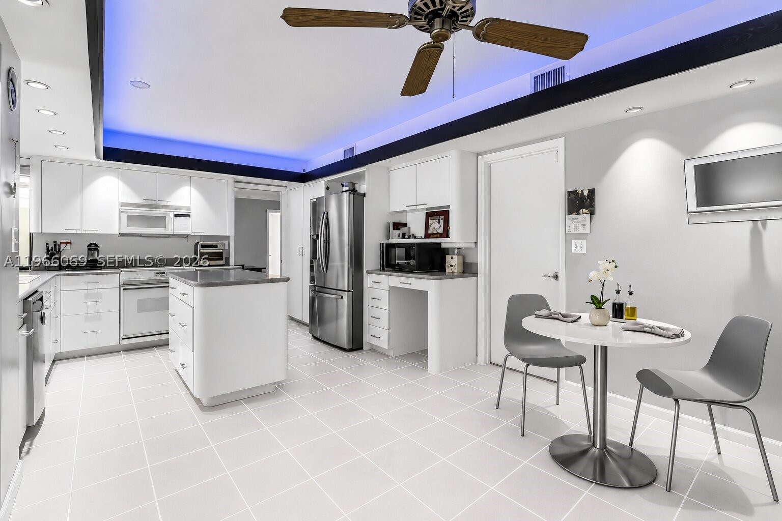HOLLYWOOD HILLS SECOND AD - Residential