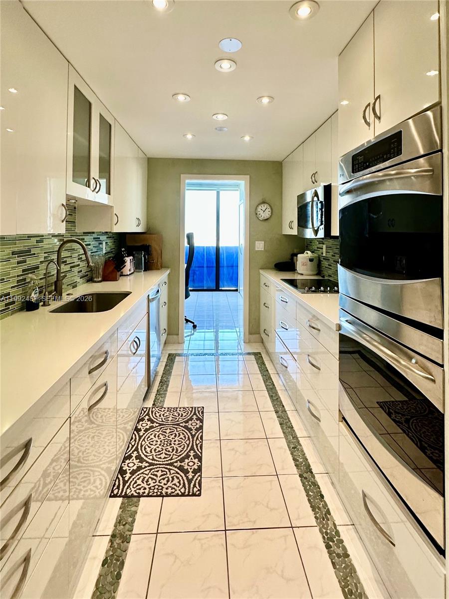 TURNBERRY ISLE SOUTH COND - Residential