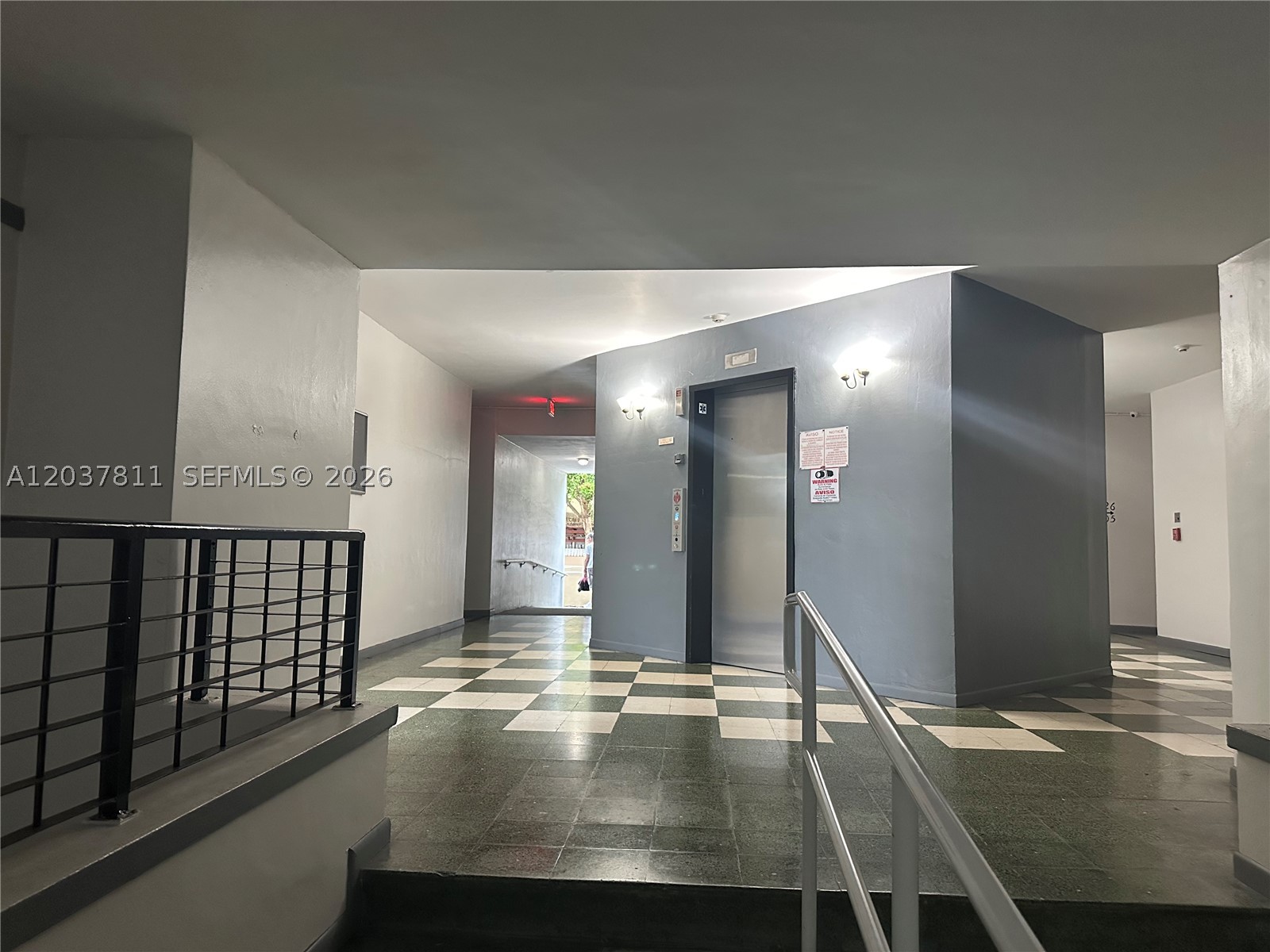 ROYAL PALMS CONDO - Residential Lease