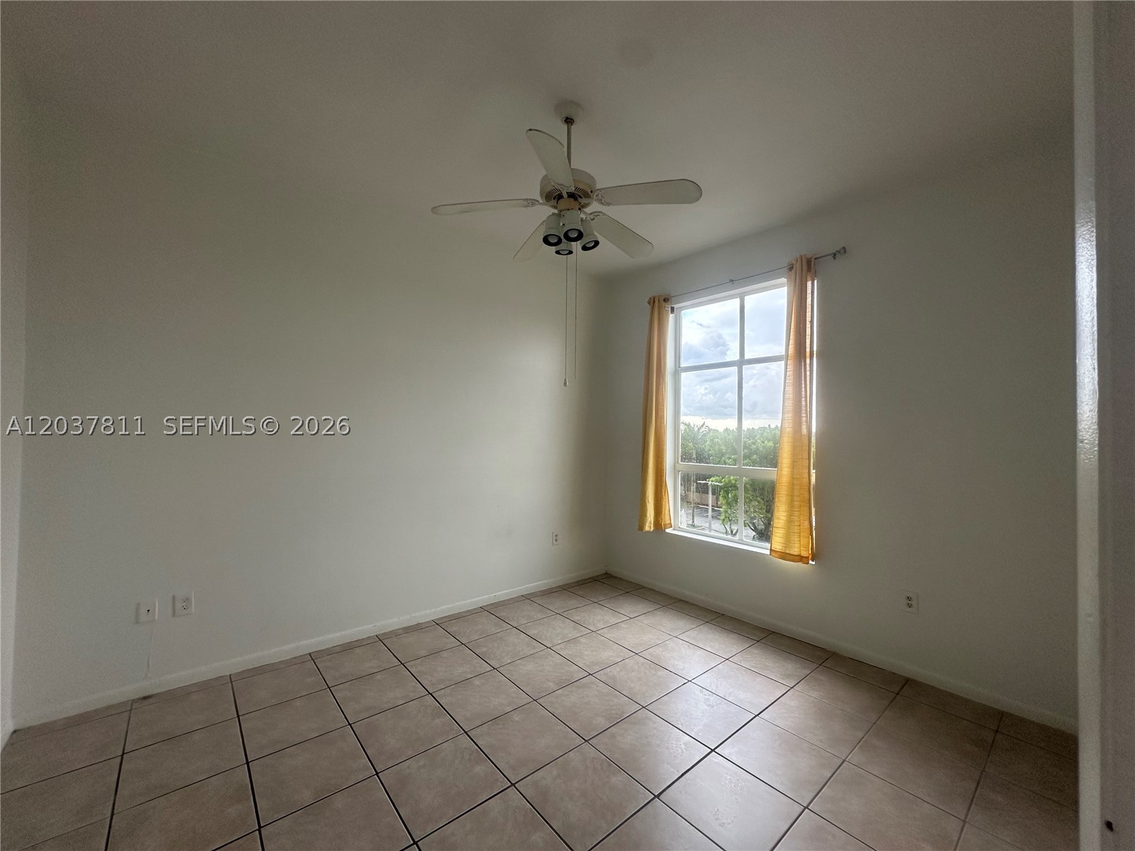 ROYAL PALMS CONDO - Residential Lease