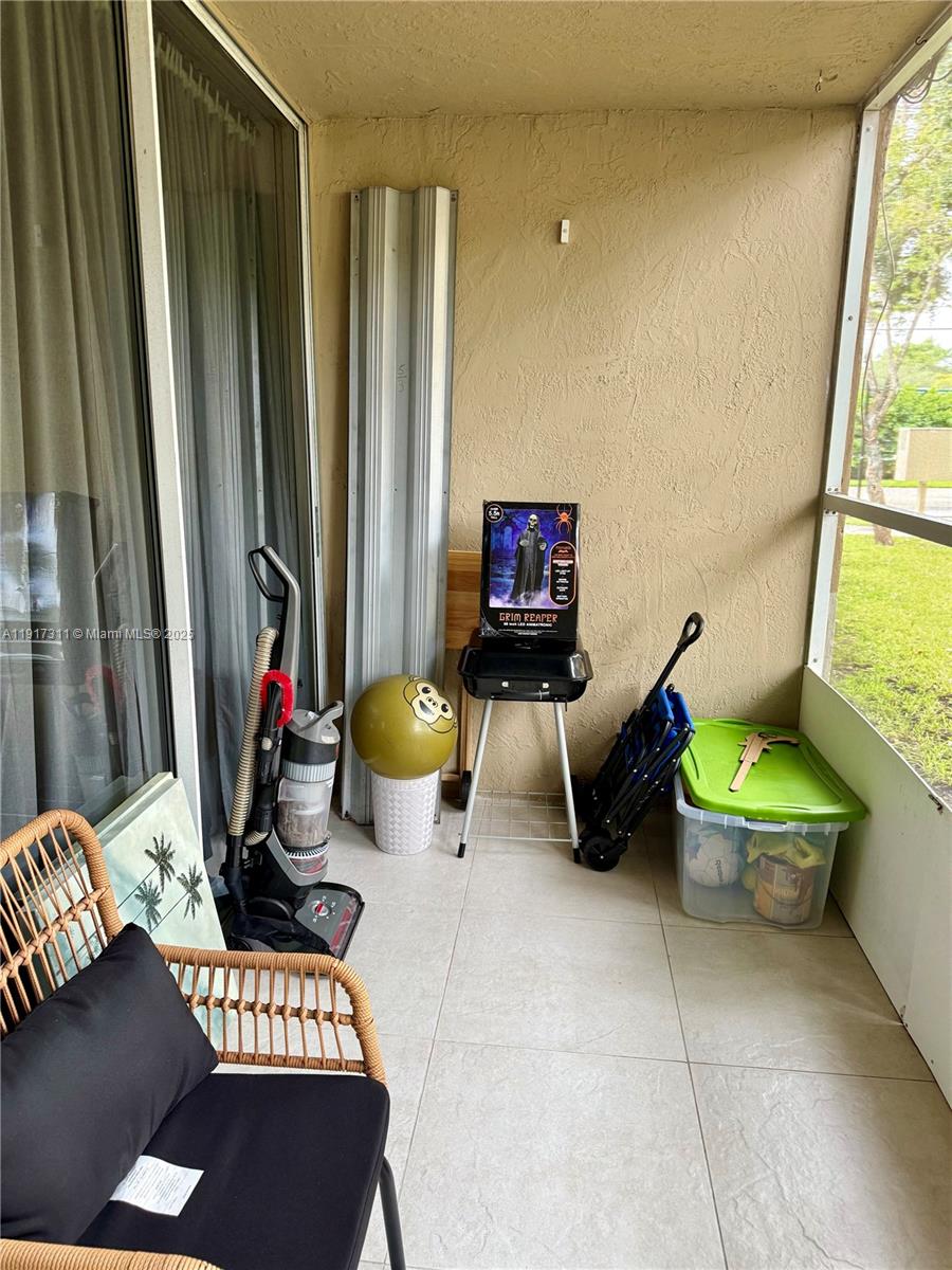 CORAL SPRINGS ESTATE TOWN - Residential