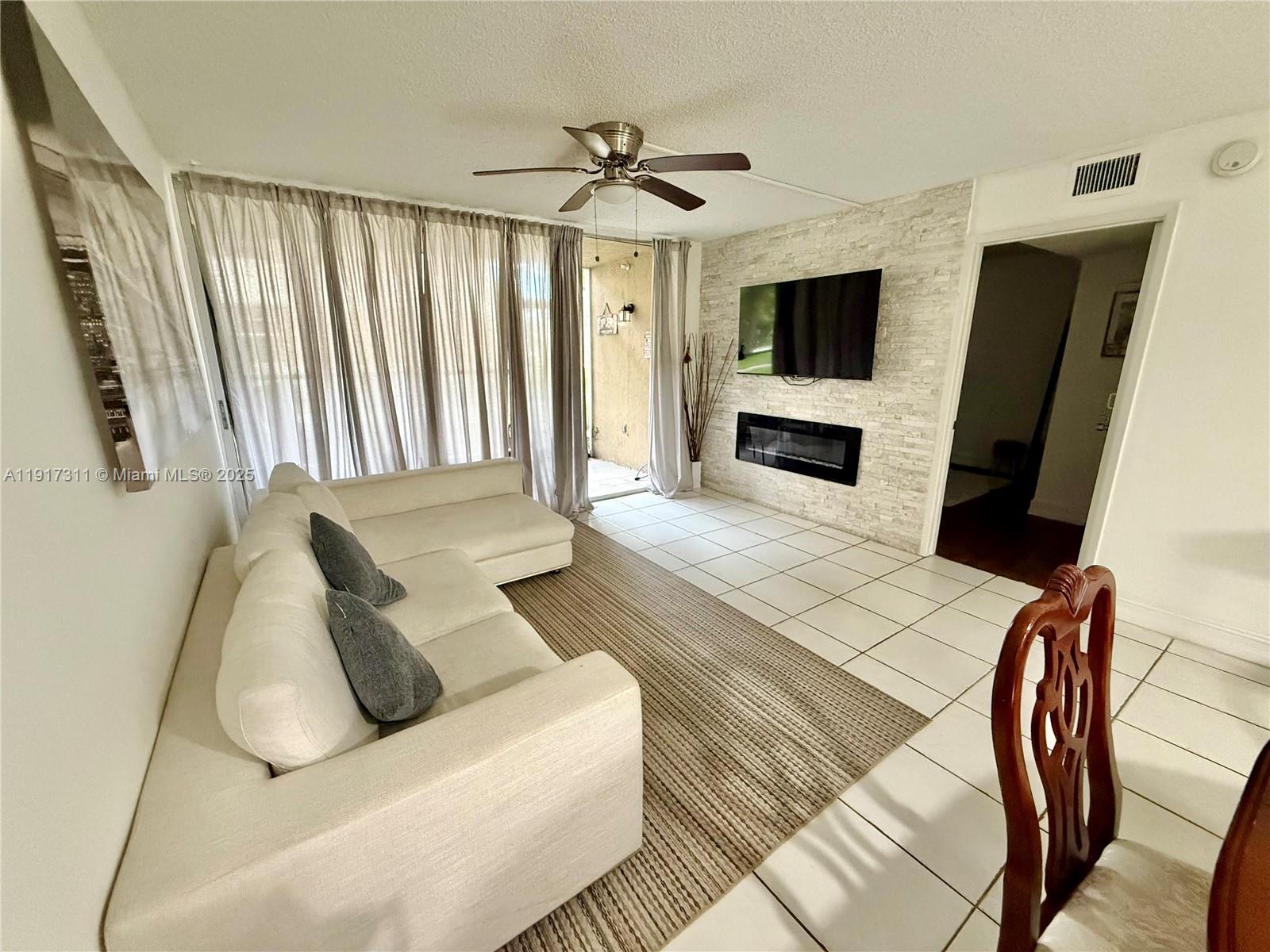 CORAL SPRINGS ESTATE TOWN - Residential