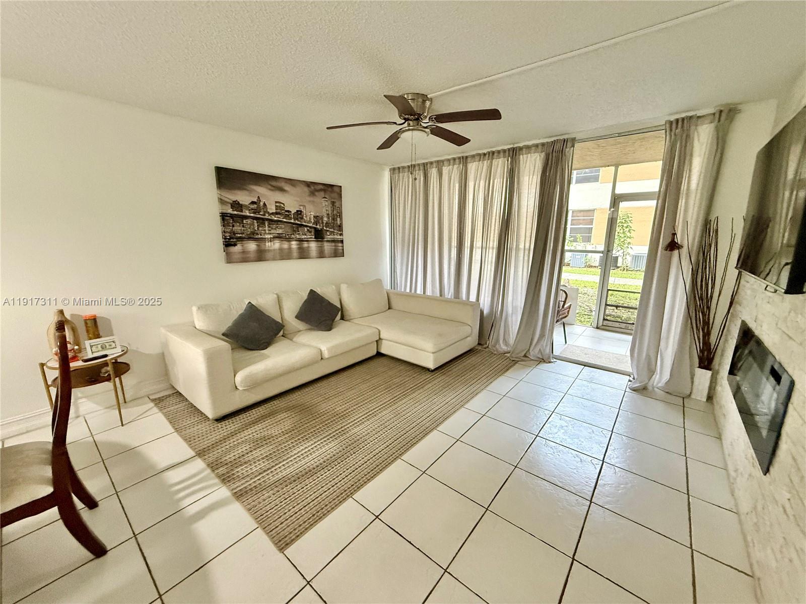 CORAL SPRINGS ESTATE TOWN - Residential