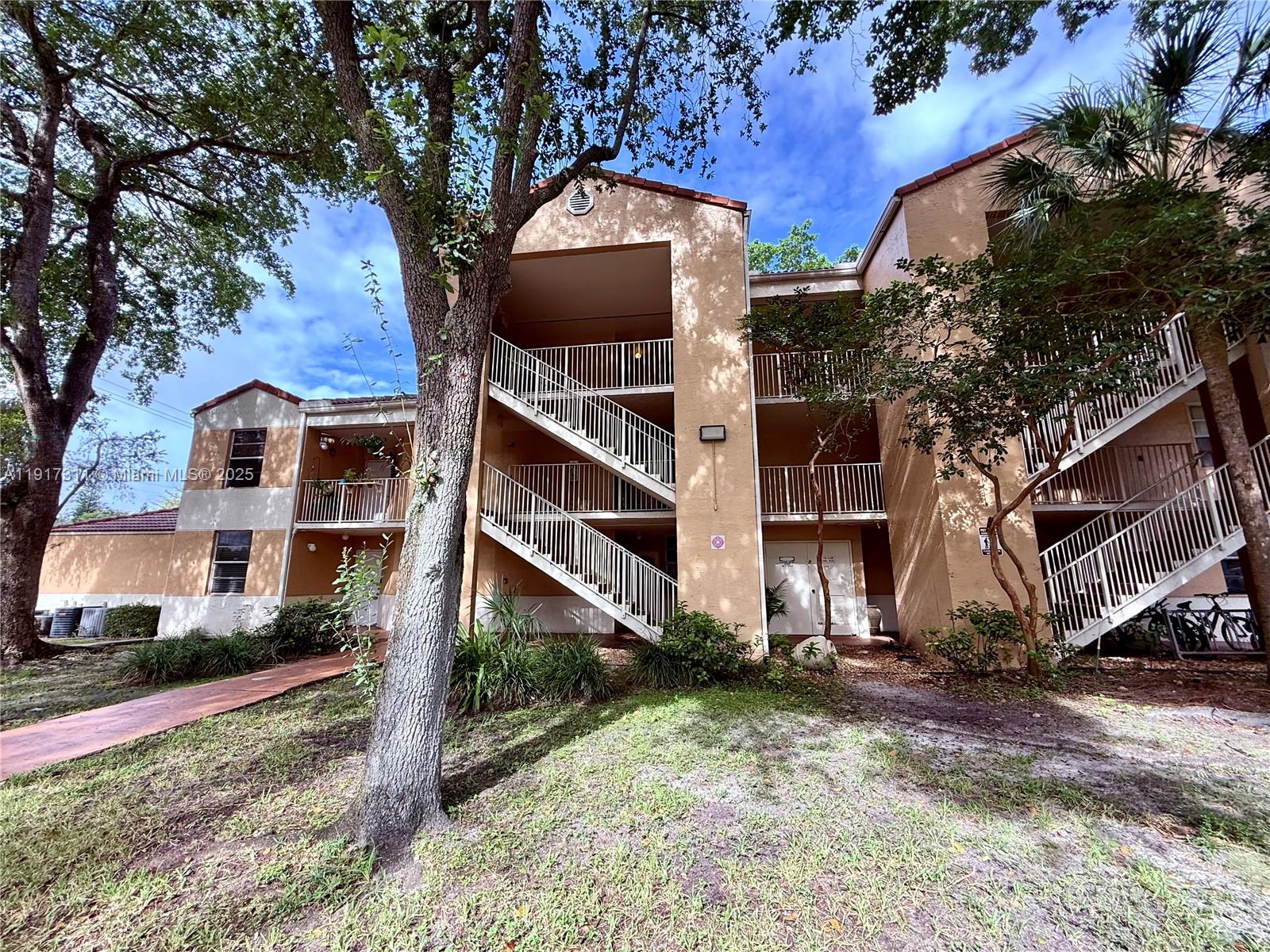 CORAL SPRINGS ESTATE TOWN - Residential