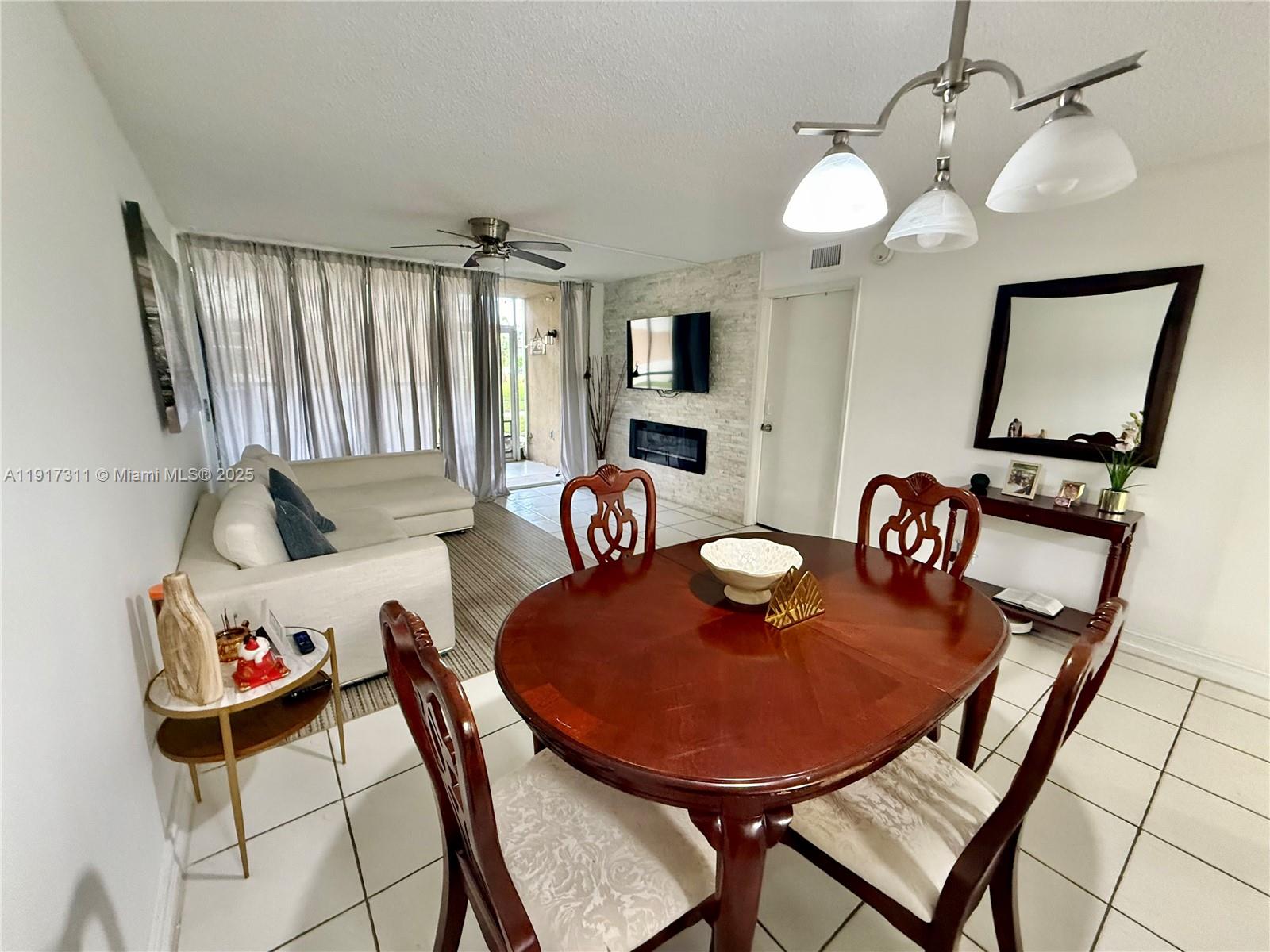 CORAL SPRINGS ESTATE TOWN - Residential