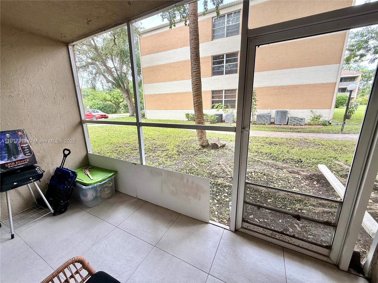 CORAL SPRINGS ESTATE TOWN - Residential