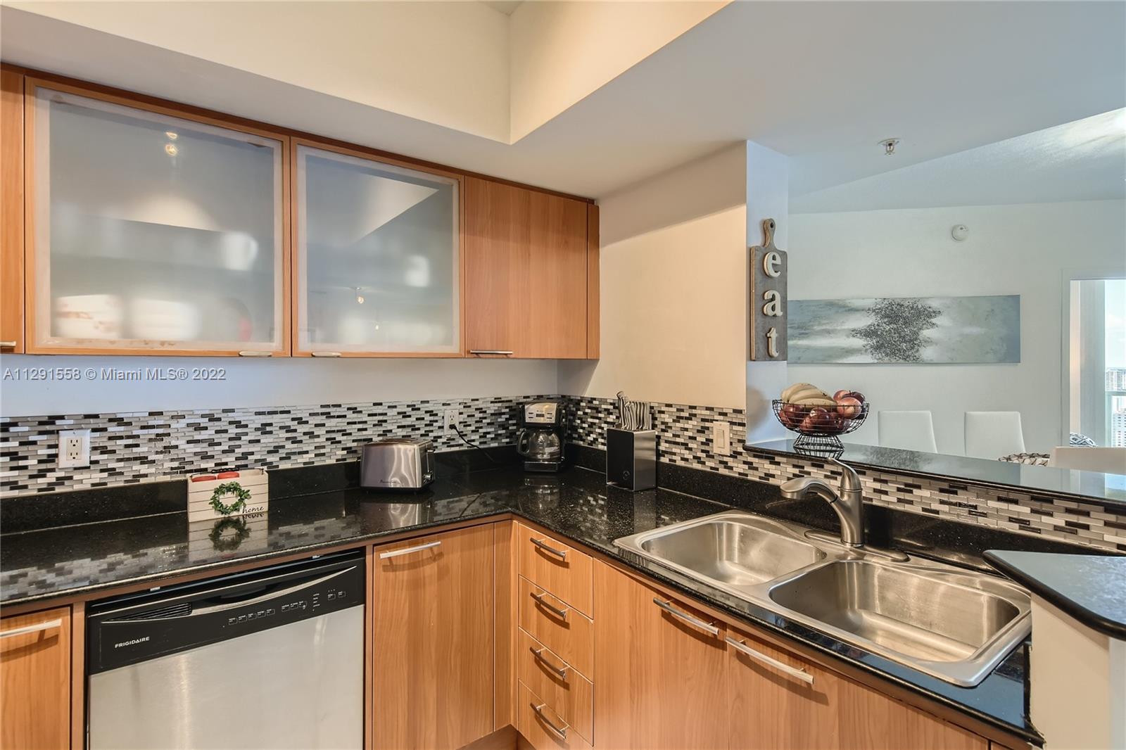 LA PERLA CONDO - Residential Lease