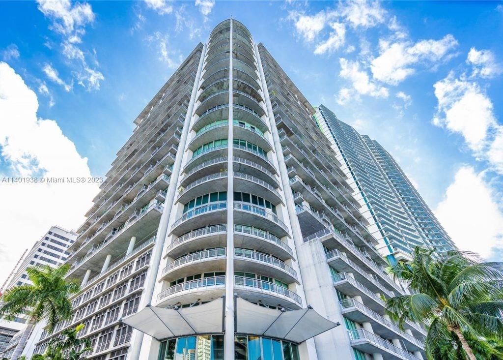 GORGEOUS 2/2 LOFT APARTMENT. LOCATED IN THE HEART OF BRICKELL. SPACIOUS BEDROOMS, MARBLE FLOORS, NATURAL LIGHTING. BEAUTIFUL VIEWS OF BRICKELL. STAINLESS STEEL KITCHEN APPLIANCES. BUILDING AMENITIES INCLUDE: SWIMMING POOL, FITNESS CENTER, RACQUETBALL COURTS, GAME ROOM, BUSINESS CENTER, VALET, CONCIERGE AND MORE. GREAT LOCATION WITHIN WALKING DISTANCE TO BRICKELL CITY CENTRE, MINUTES FROM MIAMI INTERNATIONAL AIRPORT, DOWNTOWN MIAMI AND MIAMI BEACH.