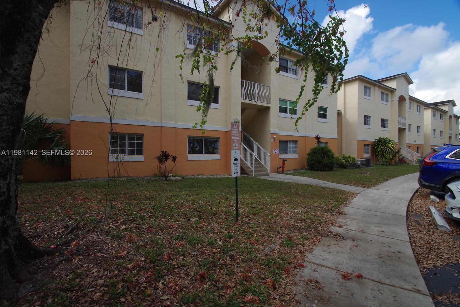 Very nice 1 bedroom apartment at Lakewood of Emerald Hills. New appliances with washer and dryer in the unit and freshly painted with a spacious walk in closet. Community has a brand new tennis and pickle ball courts along with a gym, pool, and kids park with the stunning lake to take a nice walk around.
