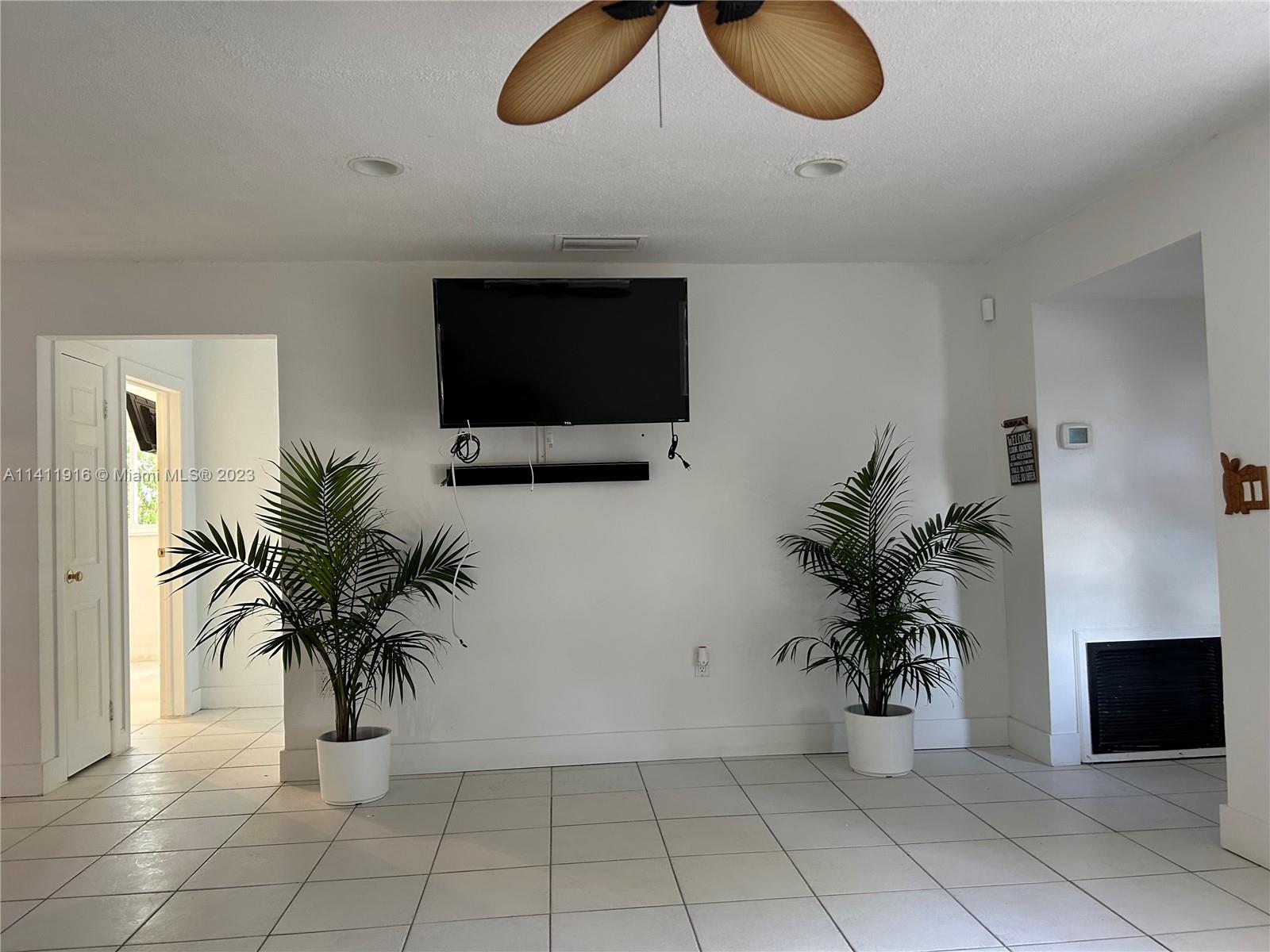 SUNRISE GOLF VILLAGE SEC - Residential Lease