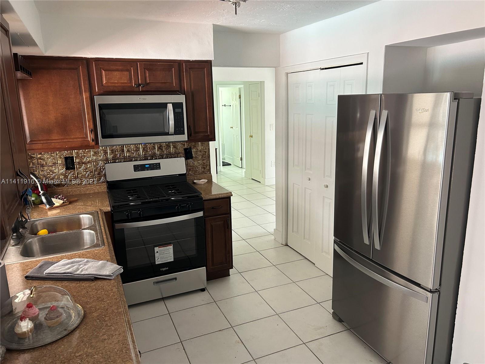 SUNRISE GOLF VILLAGE SEC - Residential Lease