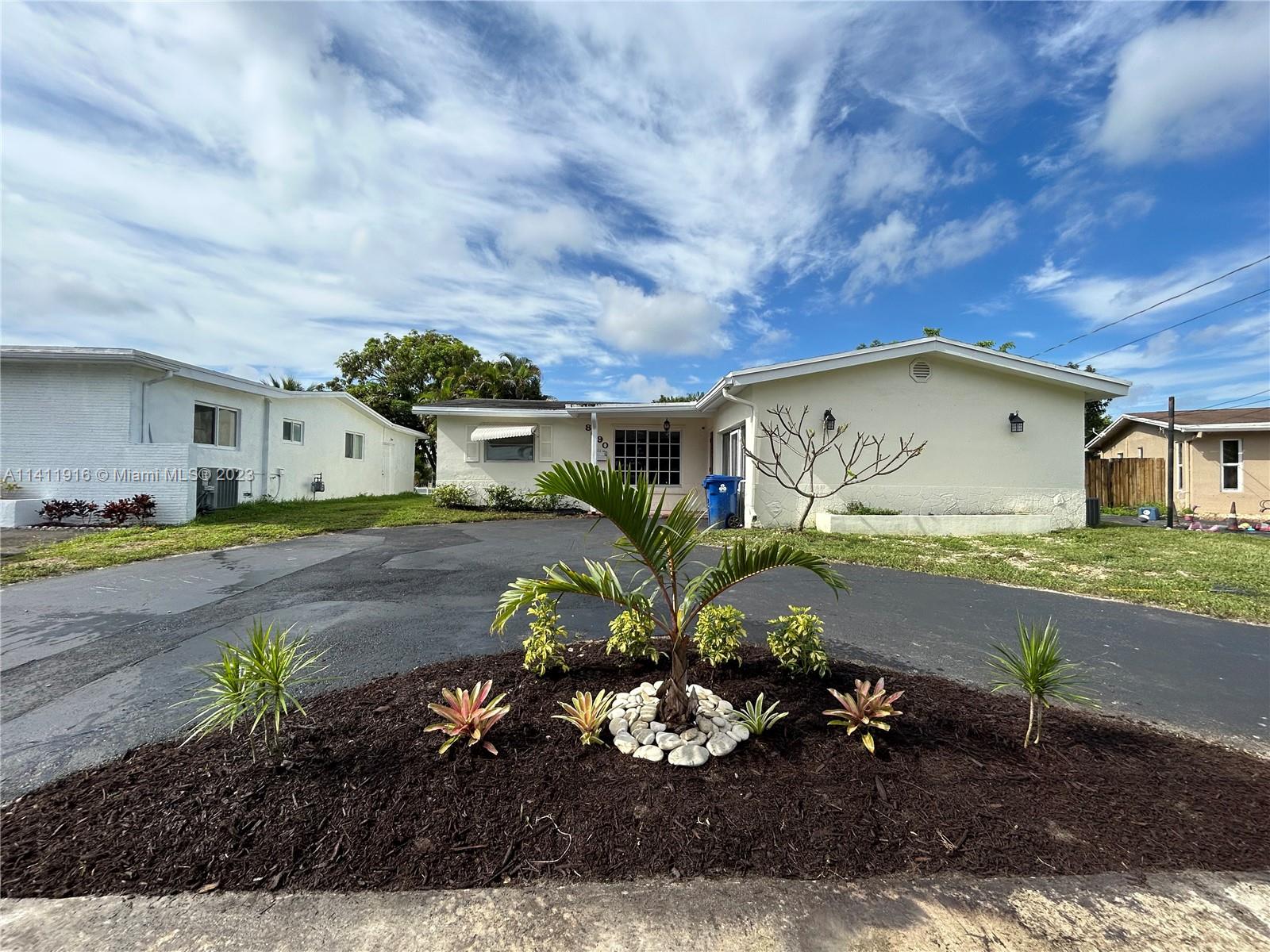 *Beautiful  Home 4/2 pool home with a 1 car garage, brand new stain steel appliances, screen pool with a canal view, 10 minutes away from sawgrass mall.  
kitchen that overlooks the pool area, Lawn service, pool maintenance and alarm security are included in the rent. 

RENTERS INSURANCE REQUIRED. NO HOA APPROVAL NEEDED