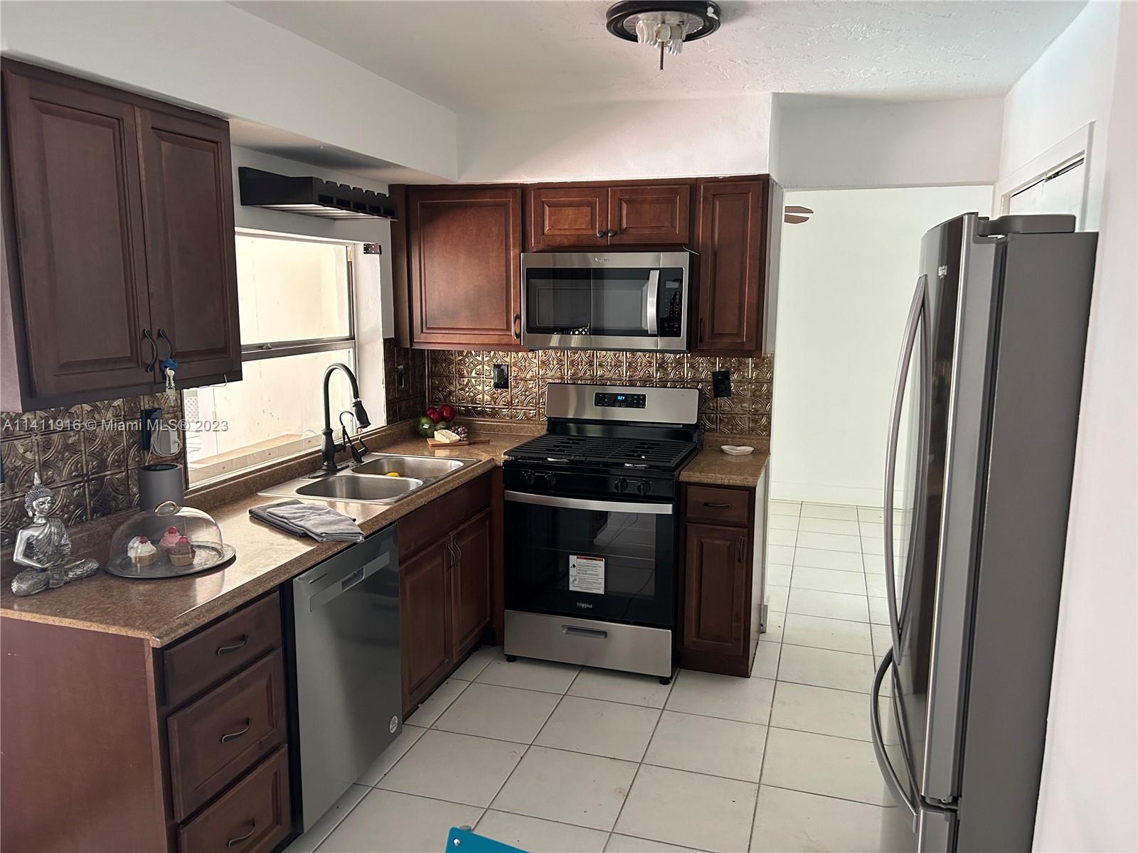 SUNRISE GOLF VILLAGE SEC - Residential Lease