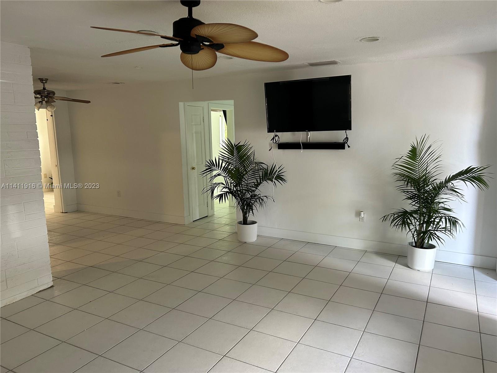 SUNRISE GOLF VILLAGE SEC - Residential Lease