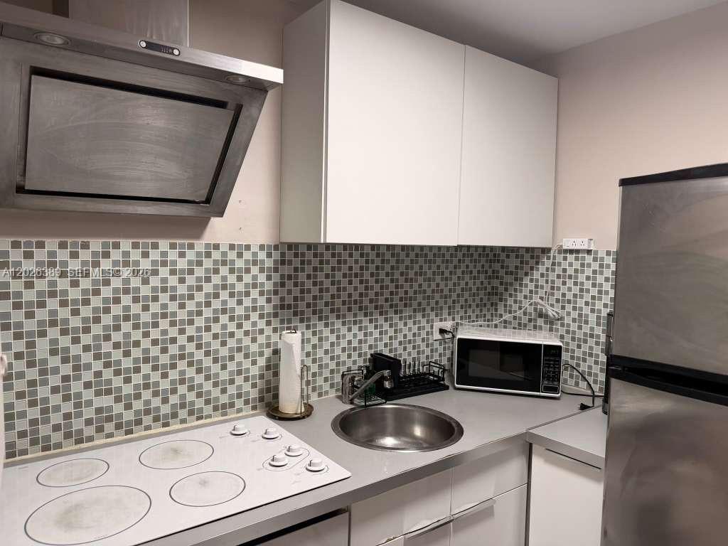 BAYSHORE YACHT & TENNIS C - Residential Lease