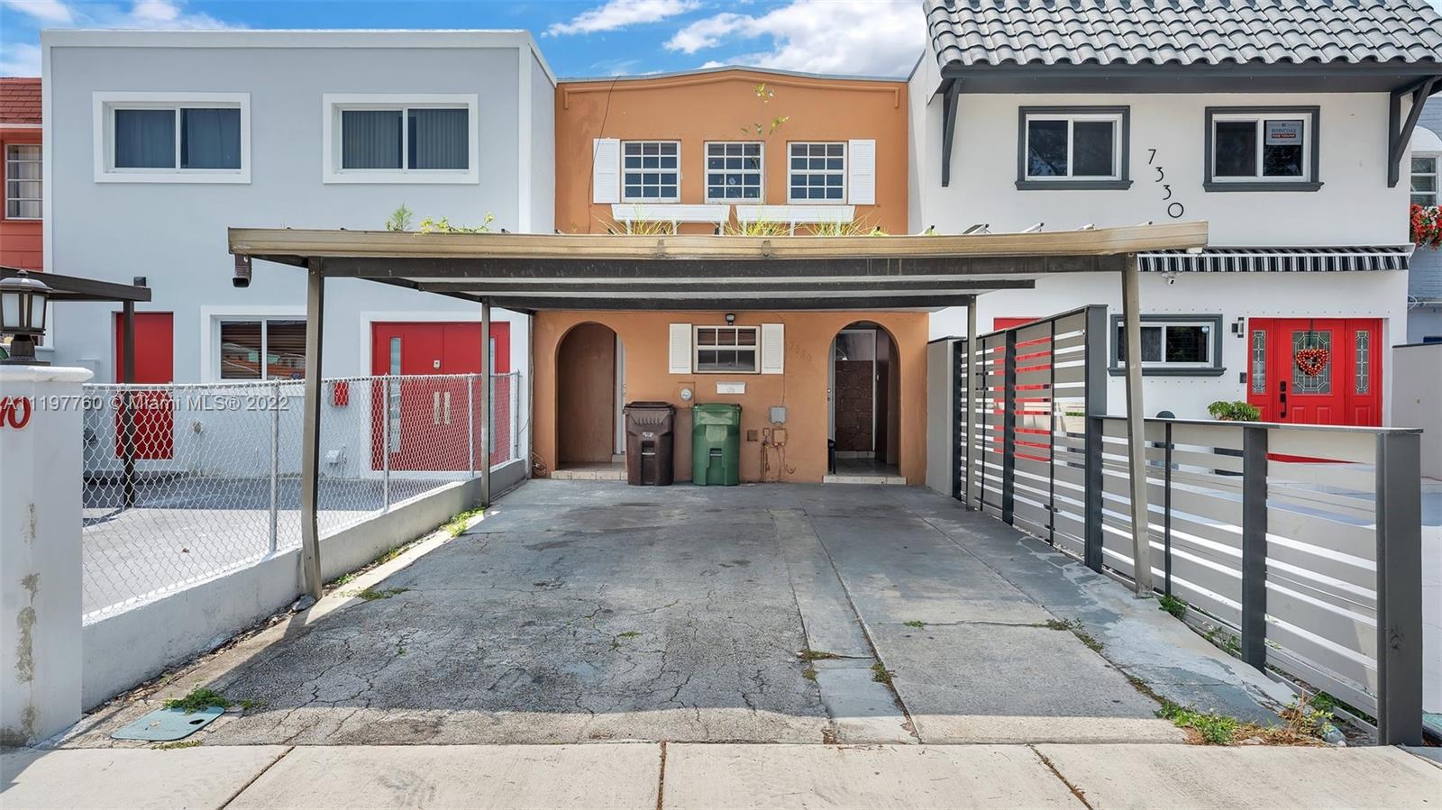 Lovely starter home in the best location super central , for Rental or Airbnb business . No association + lake view.
