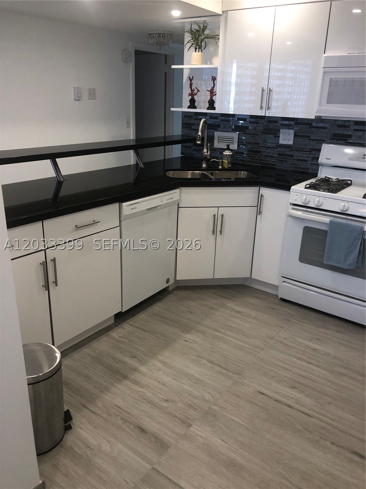 PARKER PLAZA ESTATES COND - Residential