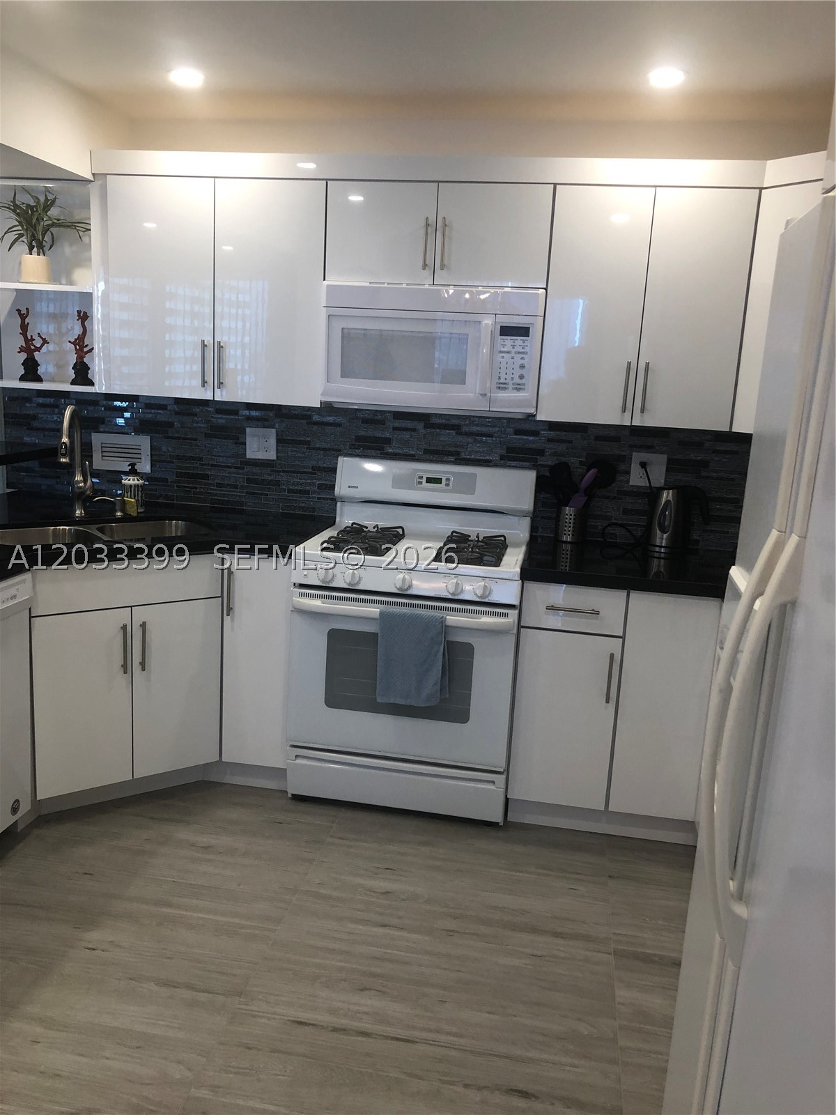 PARKER PLAZA ESTATES COND - Residential