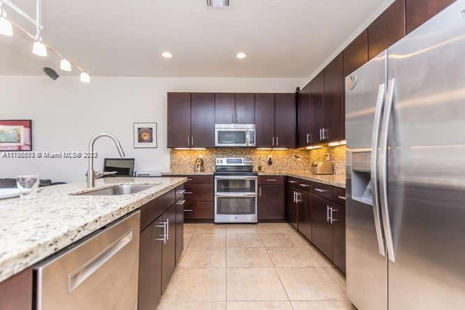 CHAMPION LAKES - Residential