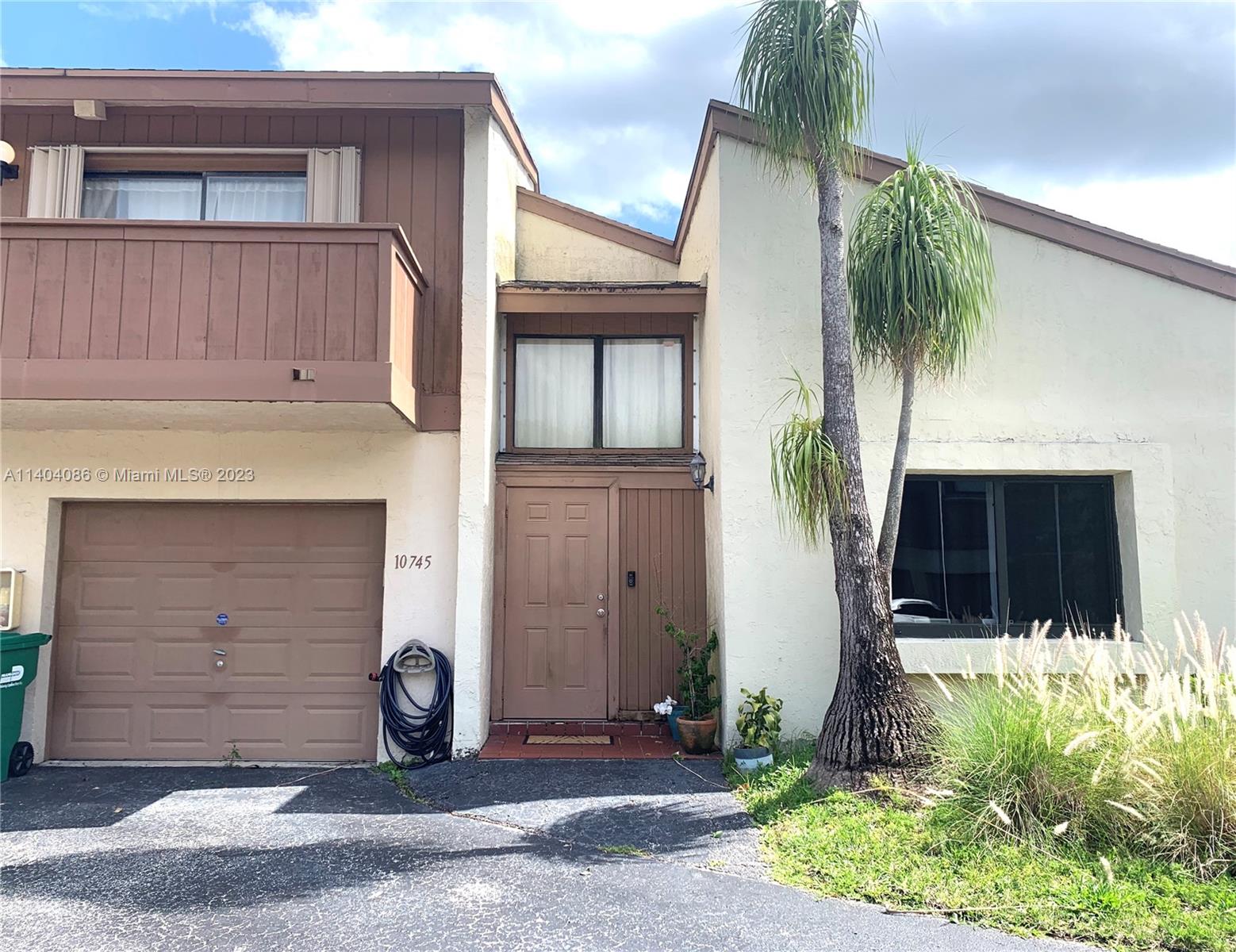 3 bedroom, 2 bathroom, 1 car garage townhouse style condo in the sought after neighborhood of Sabal Chase. All three bedrooms are spacious and have walk-in closets. Sabal Chase is centrally located close to main highways, the turnpike, Miami Dade College. It has its own park, local coffee shop and eateries within walking distance.