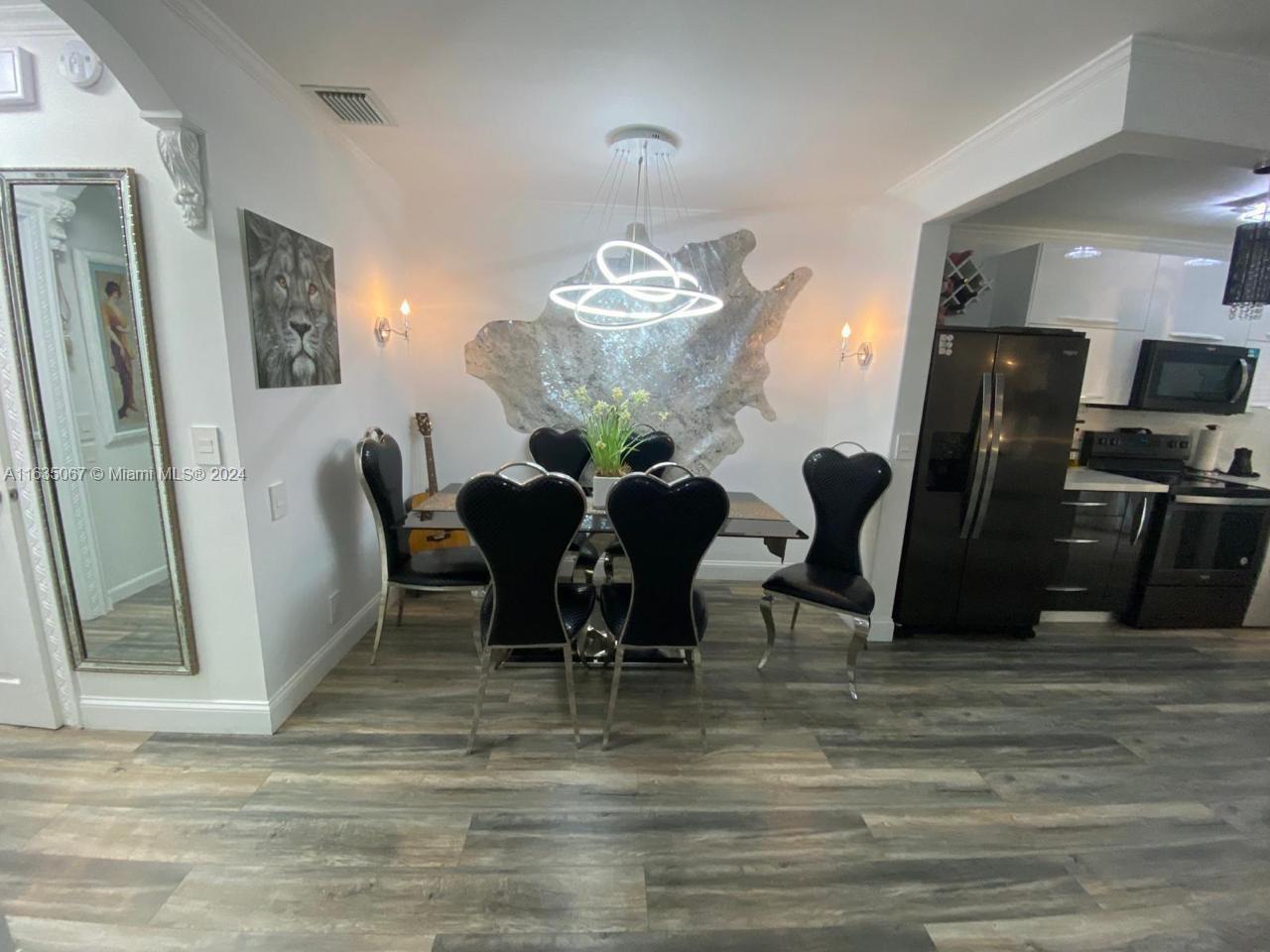 Perfectly located , renovated apartment, new appliances, low HOA