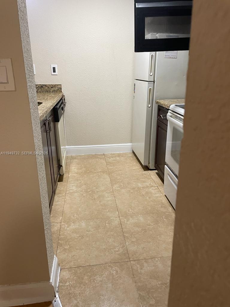 LAS BRISAS@ COUNTRY CLUB - Residential Lease