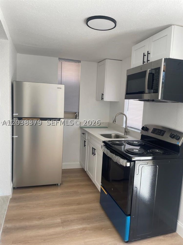 Electricity & water included. 
Fast approval ! Newly remodeled 1 bedroom apartment for rent at $1550/month!
Modern finishes, bright and spacious. Washer/Dryer in the building. Convenient street parking available. Centrally
located in a quiet building and area of Little Havana. 
Easy to show.