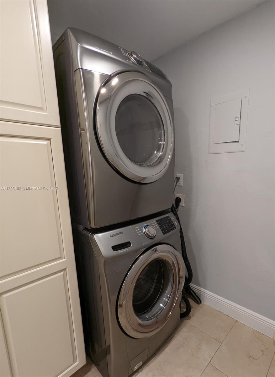 PARK LAKE VILG CONDO PHS - Residential Lease