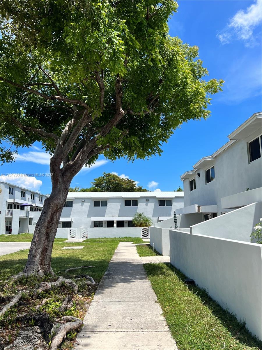 TOWN PARK PLAZA NORTH CON - Residential Lease