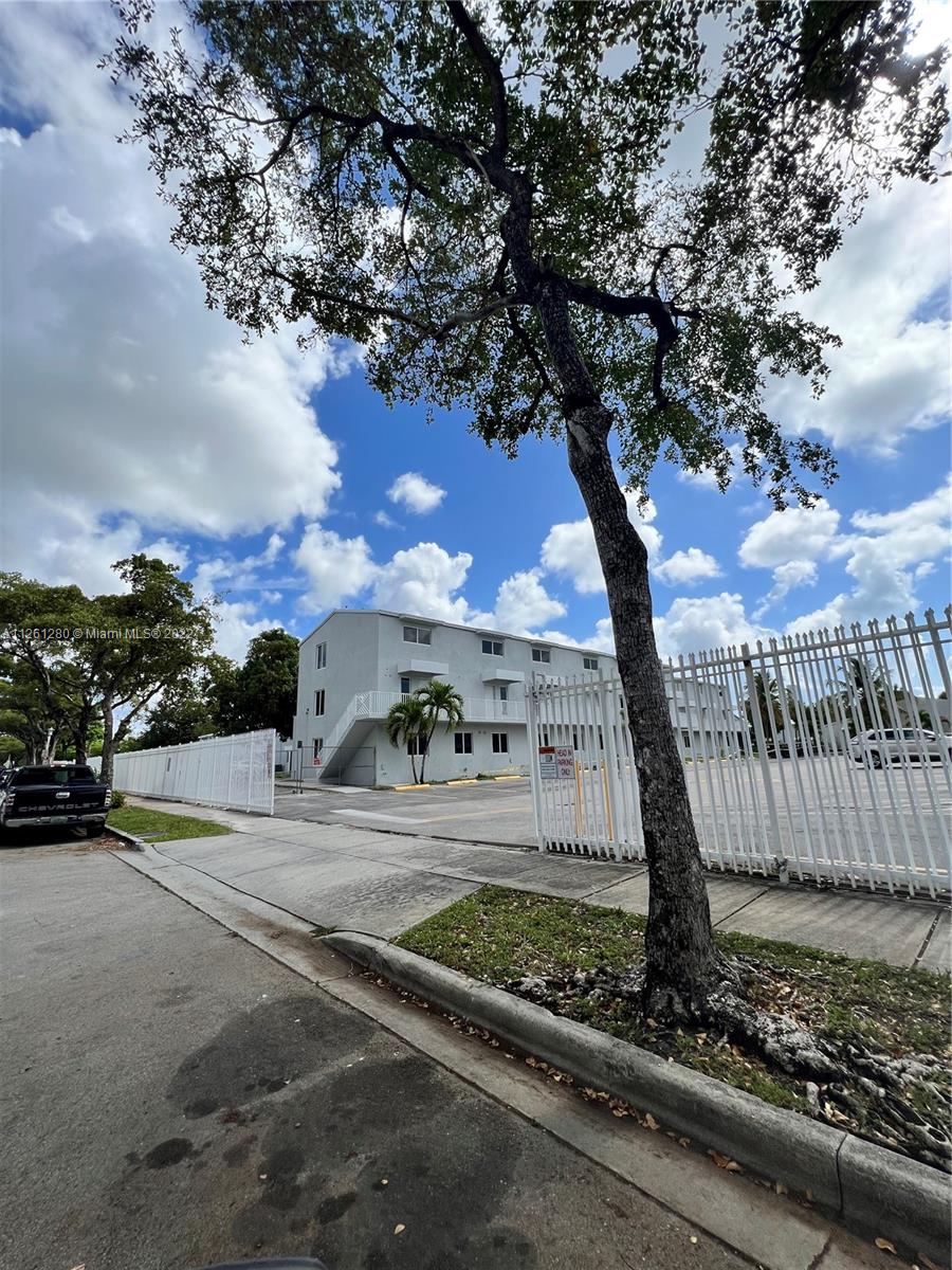 TOWN PARK PLAZA NORTH CON - Residential Lease