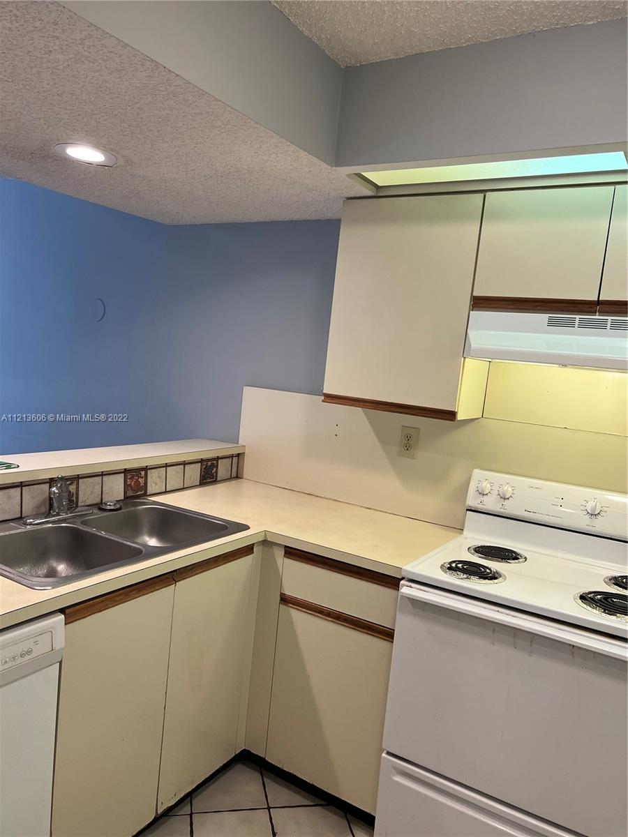 CALUSA CLUB VILG BLDG D N - Residential Lease