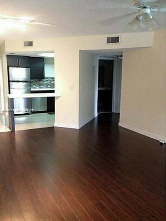 One bedroom apartment with great location in Doral near supermarkets, restaurants, shops, mayor highways. First floor unit, very good condition, laminated floors, washer and dryer conveniently located in unit. Community offers lots of amenities such as pool, tennis court, basketball court, gym and clubhouse.