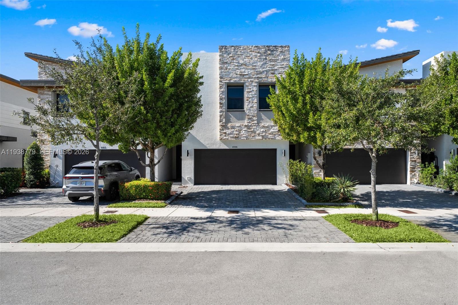 Contemporary style, 4 Bed, 3 Bat, 1 Half Bat, Upgrade interiors with modern design kitchen cabinets, quartz counter top, stainless appliances, washer and dryer. Great secure community, resort style clubhouse for residents and family, tennis court and much more.