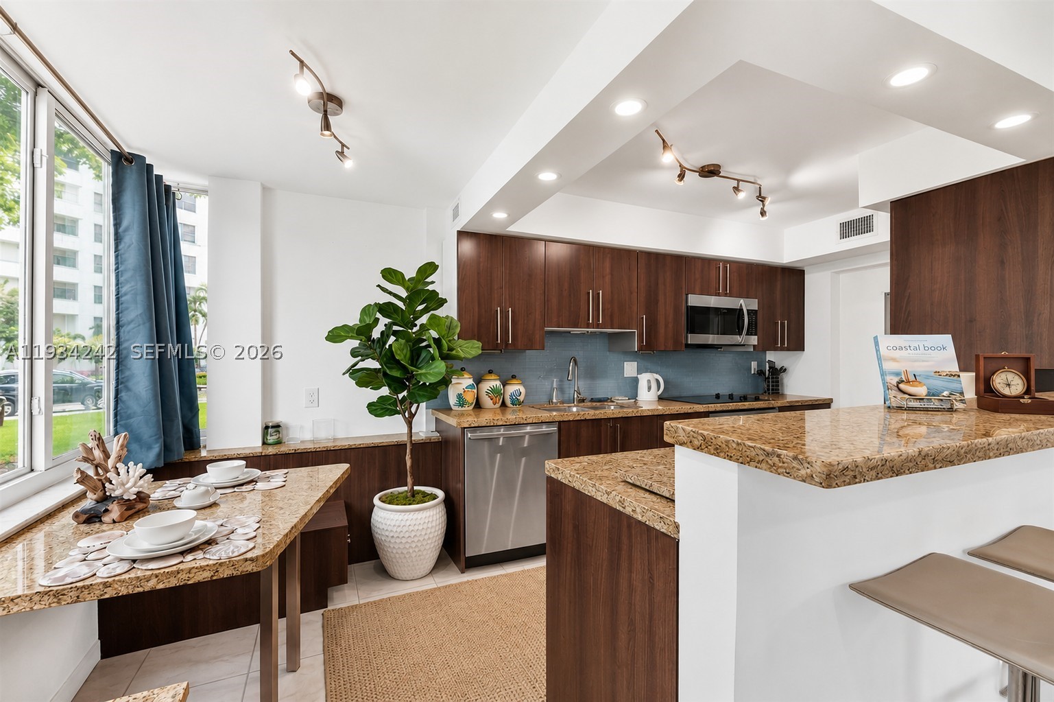 CARIBBEAN BREEZE CONDO - Residential