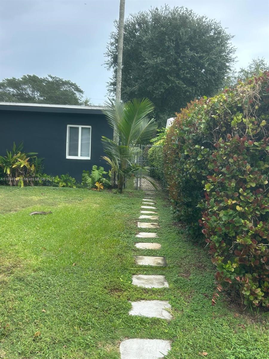 Completely remodeled and move-in ready! This bright, modern efficiency offers an unbeatable location in the heart of South Miami, just minutes from the University of Miami (UM). Rent includes water and electricity, and there is a washer and dryer available on the property for tenant use.
Ideal for a student or single occupant seeking a comfortable and convenient living space close to UM, shopping, dining, and public transportation.