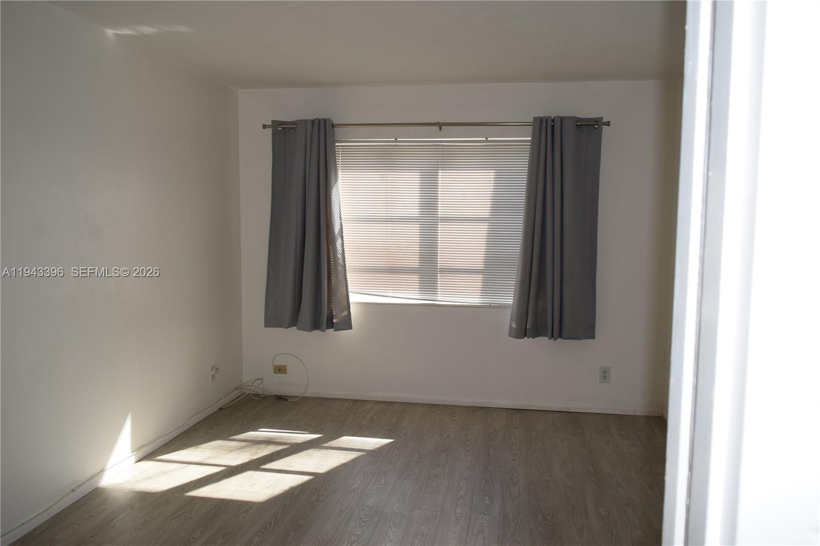 LAUDERDALE OAKS CONDO I - Residential