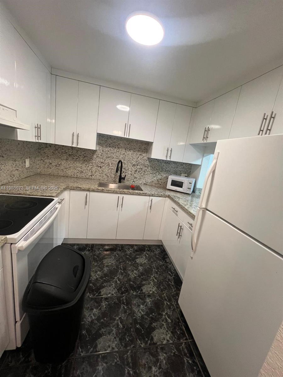 LOS ARBOLES CONDO - Residential