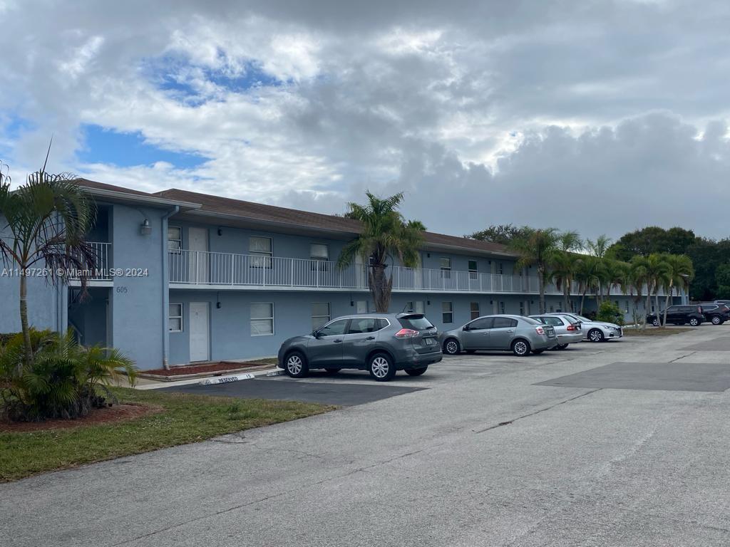 Opportunity to invest: A comfortable unit with 2 bedrooms, and 2 bathroom, rented monthly with low maintenance fees.