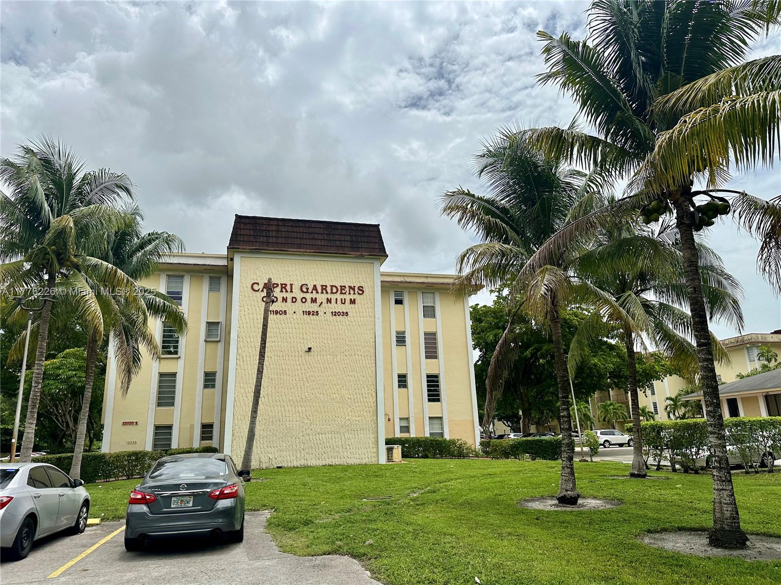 Nice unit in Capri Gardens, 2 bedrooms 1.5 baths. close to shopping plazas and highway. Fenced complex, pool.