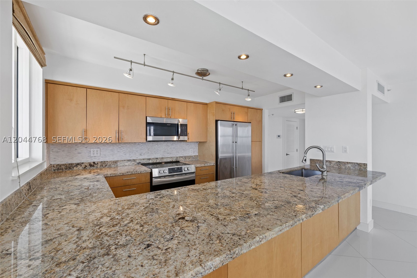 THE FLORIDIAN CONDO - Residential Lease