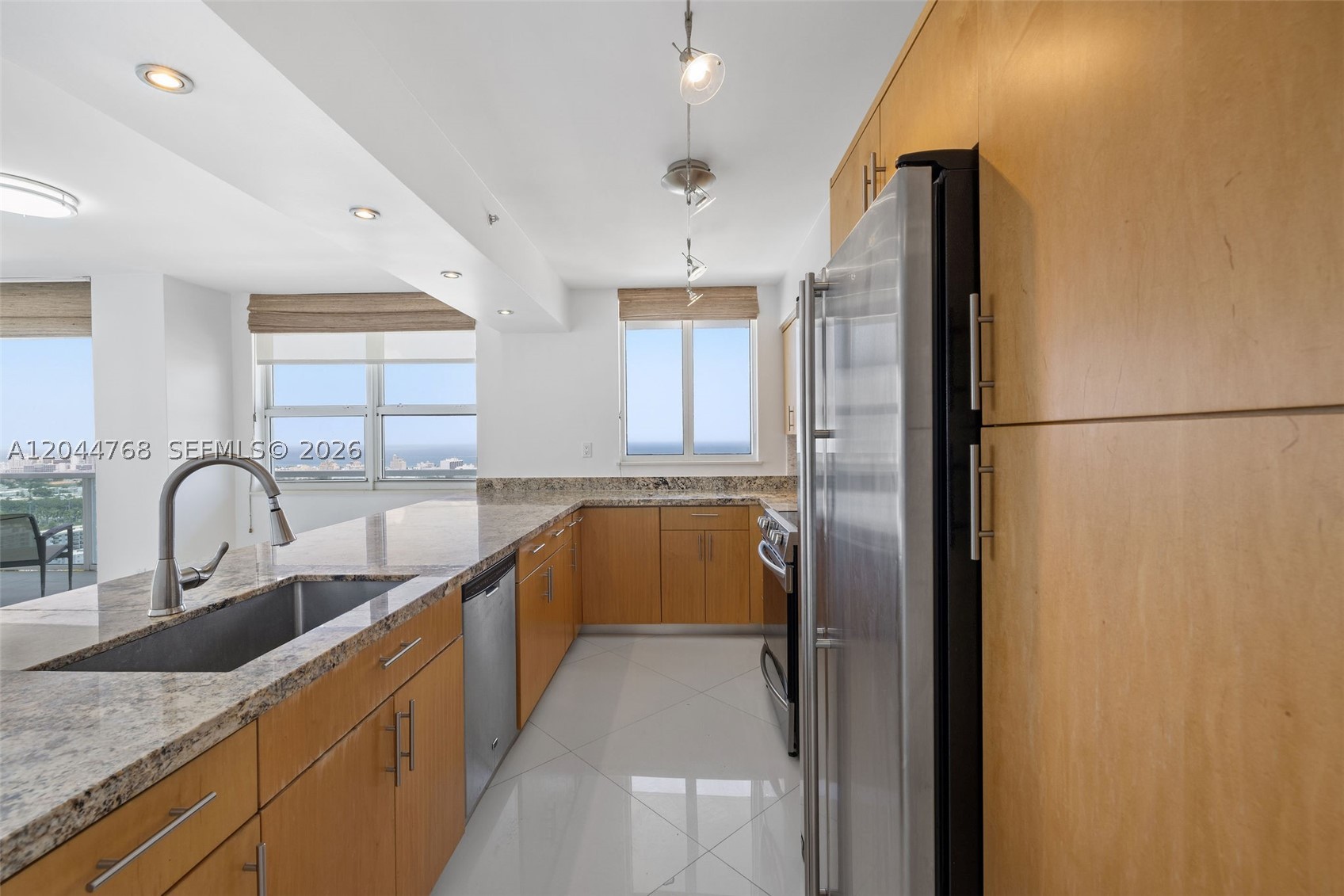 THE FLORIDIAN CONDO - Residential Lease