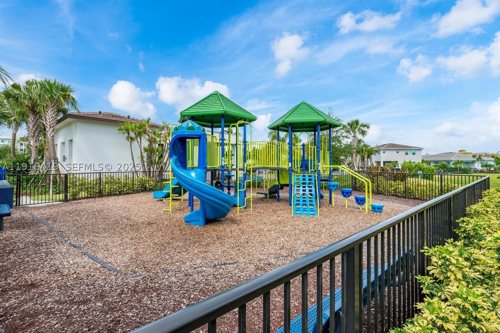 CRYSTAL LAKE 1ST SEC - Residential