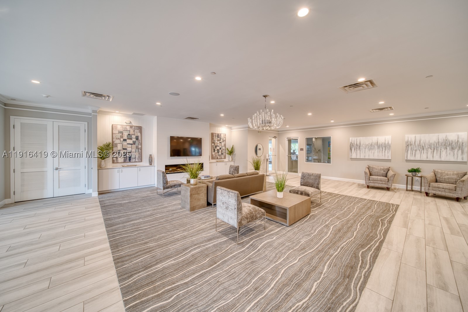 CRYSTAL LAKE 1ST SEC - Residential