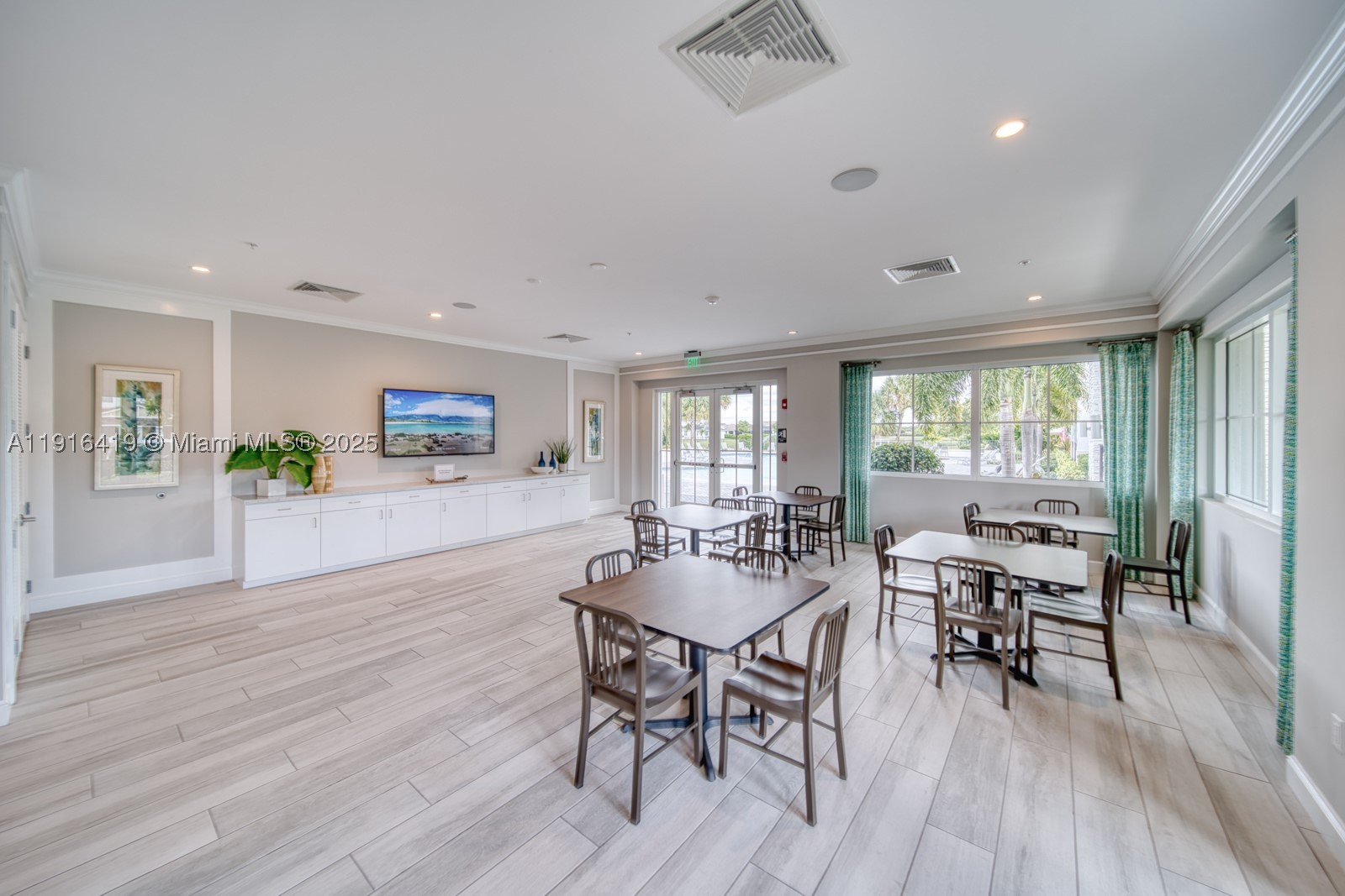 CRYSTAL LAKE 1ST SEC - Residential
