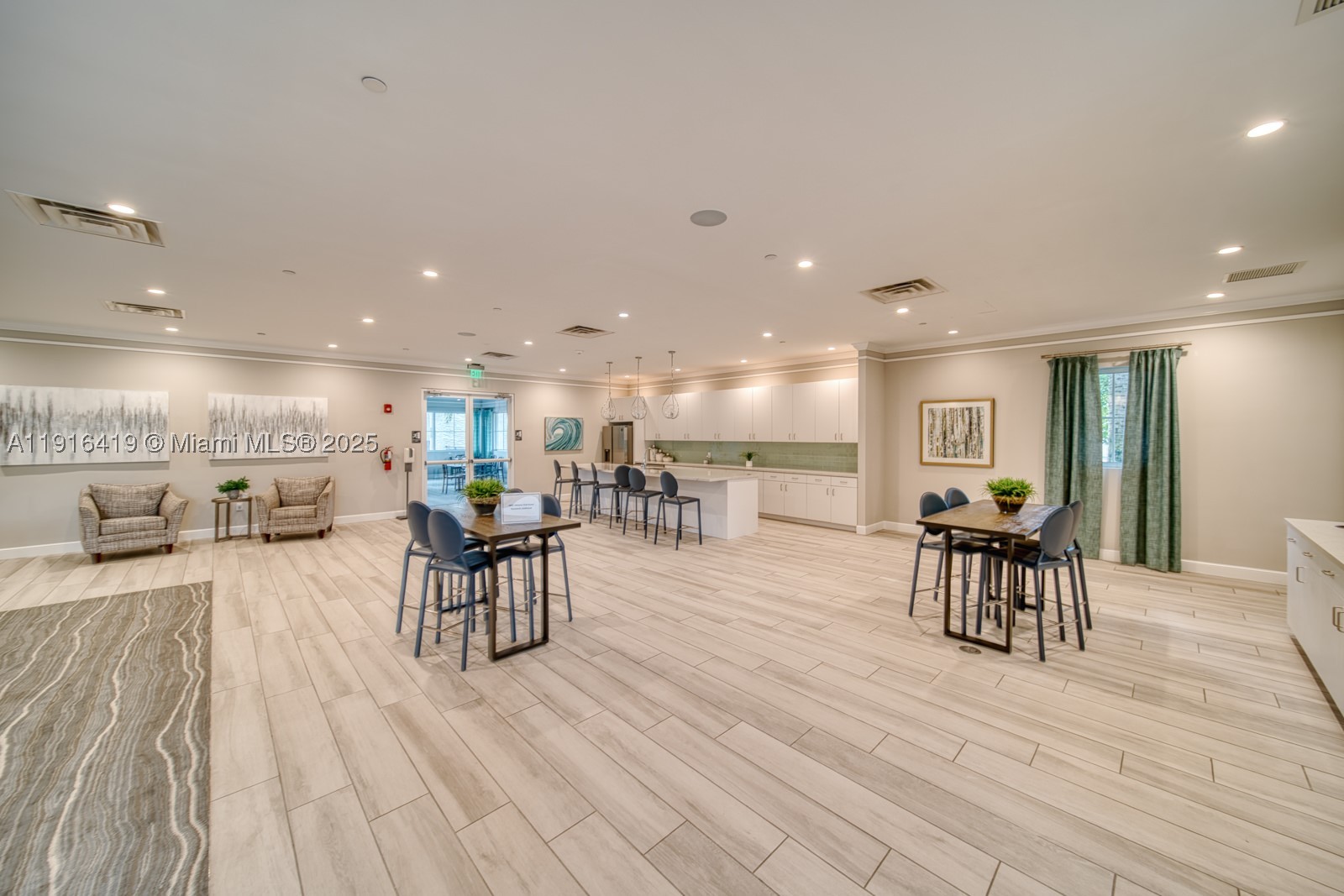 CRYSTAL LAKE 1ST SEC - Residential