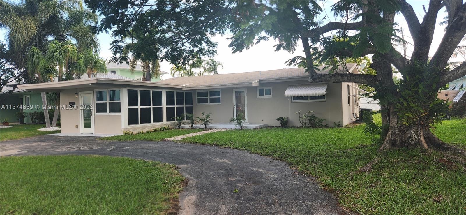 Beautiful 3 Bed/2 Bath in Dania Beach. Rent includes electricity, water, and lawn service.
Available for 1 Year Lease