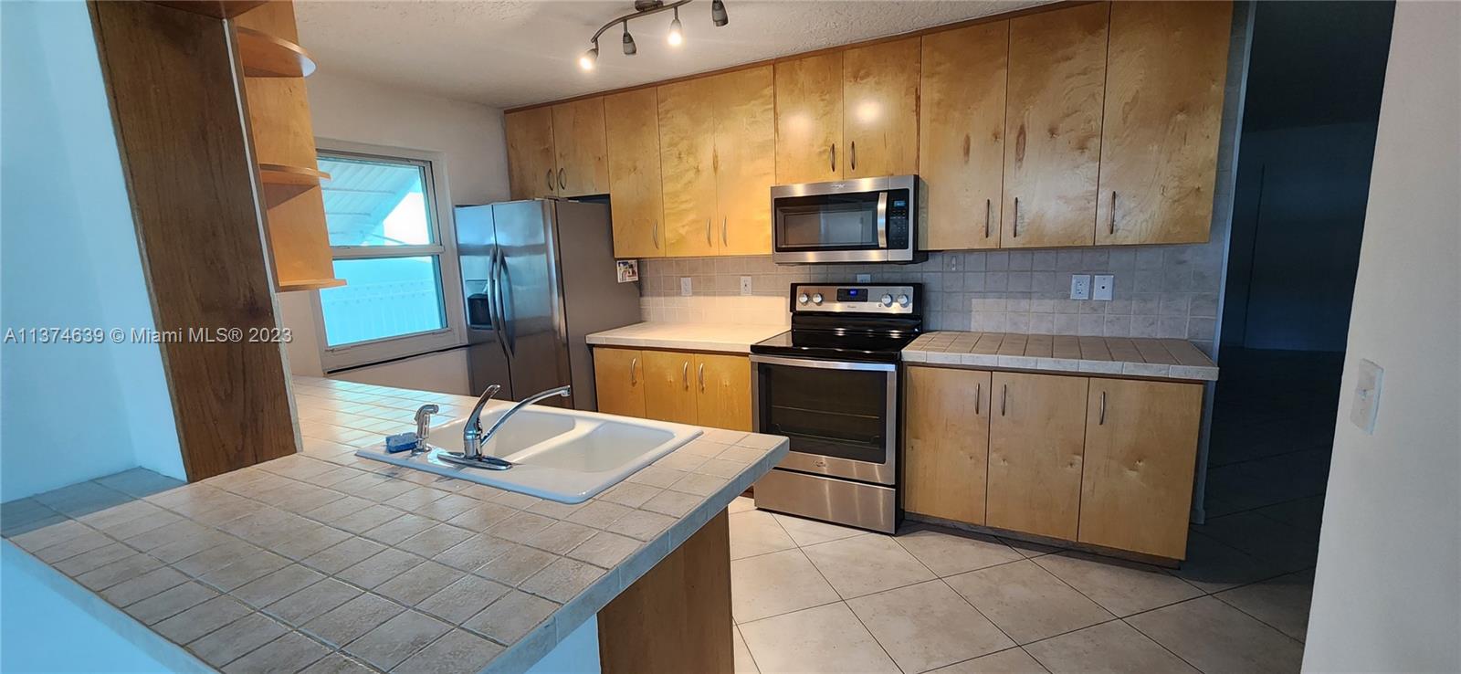 ROYAL PALM VISTA - Residential Lease