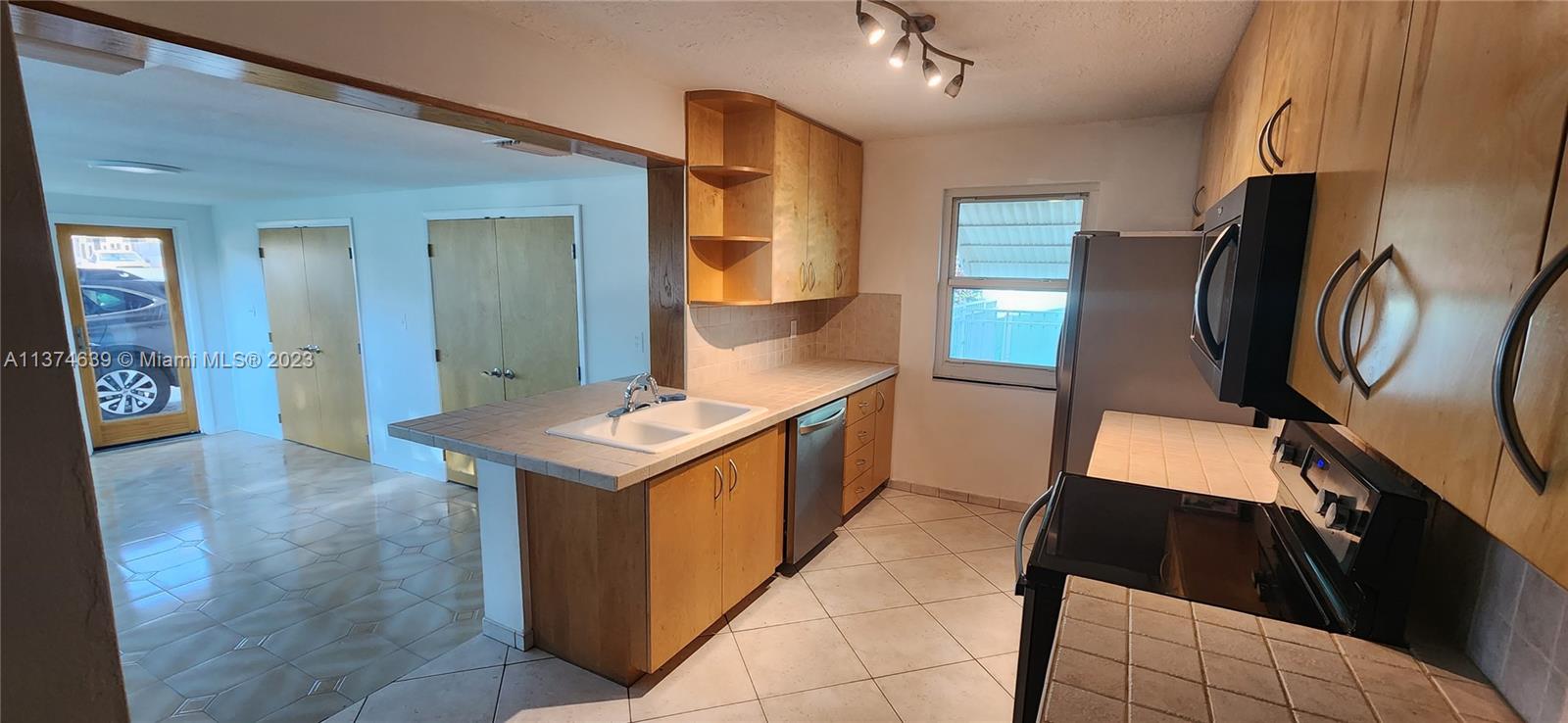 ROYAL PALM VISTA - Residential Lease