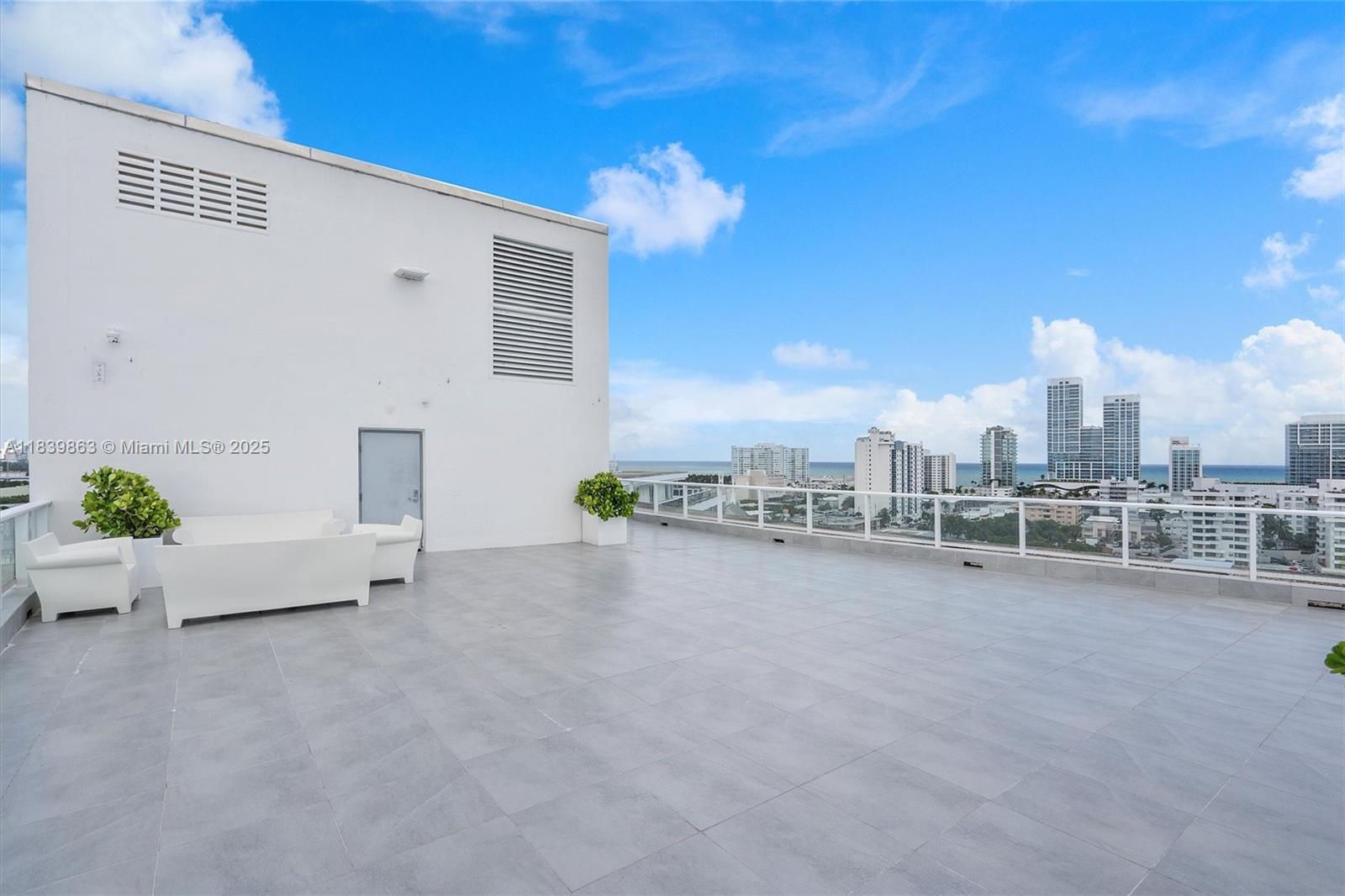 KING COLE CONDO - Residential